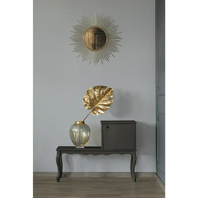 A.S. Création Maison Charme Vliestapete - Mittelgrau, Uni, 10,05 x 0,53 m - Elegantes Interieur mit einem goldenen Spiegel, einer goldenen Monstera-Blatt-Dekoration und einer stilvollen grauen Konsole mit Schrank.