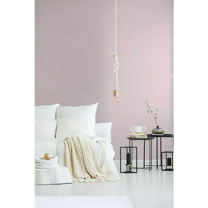 A.S. Création Maison Charme Vliestapete Punkte - Rosa-Weiß, Grafisch, 10,05 x 0,53 m - Das Foto zeigt eine stilvolle Lampe mit Seilaufhängung und dekorativen Elementen, die eine moderne Schlafzimmer-Atmosphäre schafft.