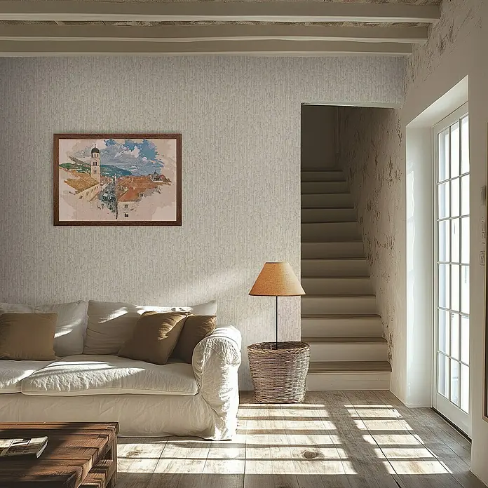 A.S. Création Metropolitan Stories Hot Spots Vliestapete Grafik - Grau-Gold-Metallic, Grafisch, 10,05 x 0,53 m - Wohnzimmer mit Sofa, Lampe & Treppe. Das Gemälde an der Wand zeigt eine malerische Stadtansicht. Gemütliche Atmosphäre mit sanftem Licht.