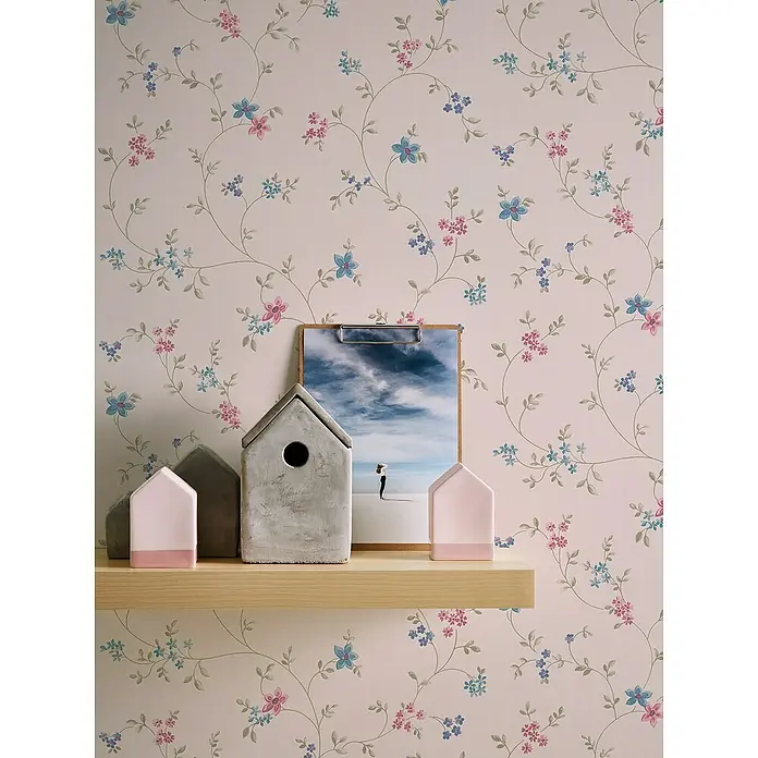 A.S. Création Maison Charme Vliestapete Blümchenranke - Creme-Grün-Blau, Floral, 10,05 x 0,53 m - Regaldeko mit Vogelhäusern und einem Rahmen vor einer zarten Blumentapete, die eine gemütliche Atmosphäre schafft.