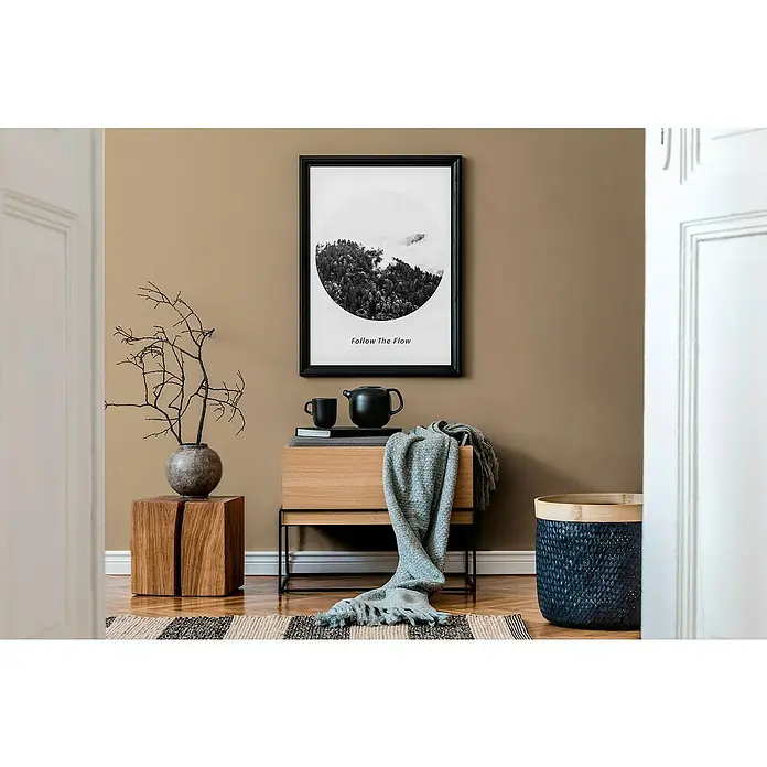 A.S. Création Pintwalls 2 Vliestapete - Braun-Beige, Uni, 10,05 x 0,53 m - Elegantes Interieur mit modernem Holzschrank, stilvollem Bild und dekorativen Elementen. Die warme Farbpalette schafft eine gemütliche Raumatmosphäre.