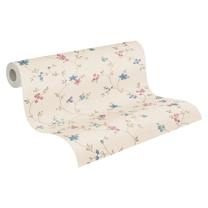 A.S. Création Maison Charme Vliestapete Blümchenranke - Creme-Grün-Blau, Floral, 10,05 x 0,53 m - Eine Rolle floral gemusterter Tapete in sanften Farben, die ein elegantes und einladendes Ambiente verspricht. Die Tapete ist aufgerollt präsentiert.