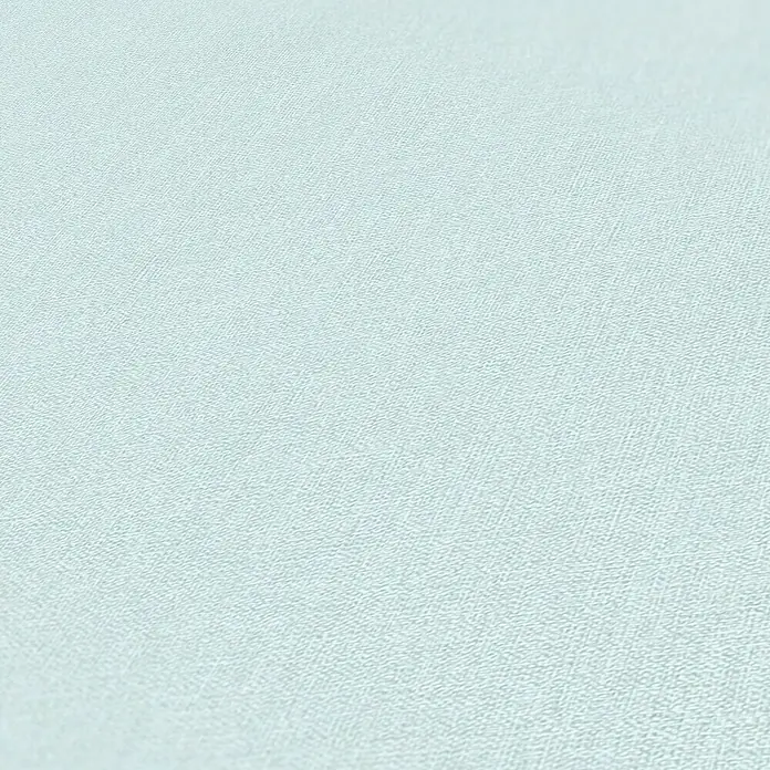 A.S. Création Maison Charme Vliestapete - Blau-Hellblau, Uni, 10,05 x 0,53 m - Nahaufnahme einer zarten, hellblauen Stofftextur, die die feinen Details des Materials hervorhebt. Vielseitig für Hintergründe.
