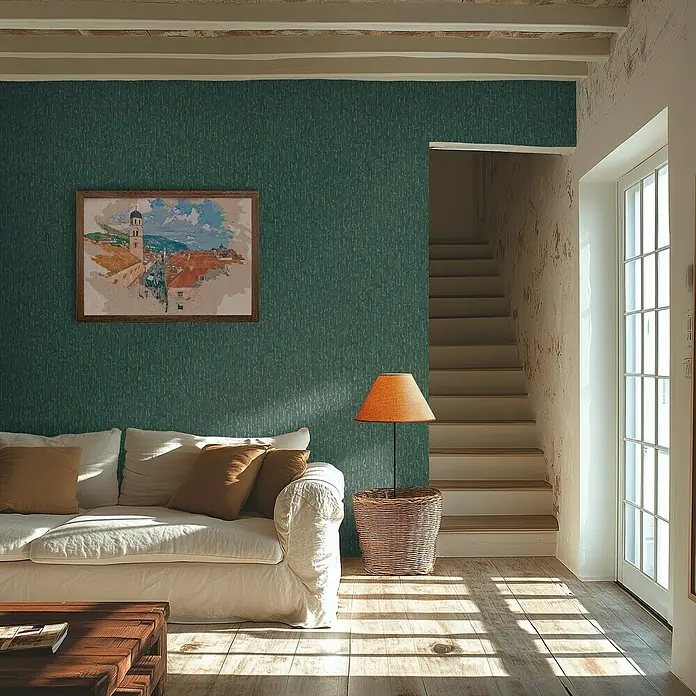 A.S. Création Metropolitan Stories Hot Spots Vliestapete Grafik - Petrol-Grün-Metallic, Grafisch, 10,05 x 0,53 m - Innenaufnahme eines gemütlichen Wohnzimmers mit Sofa, Lampe und Gemälde an einer grünen Wand.