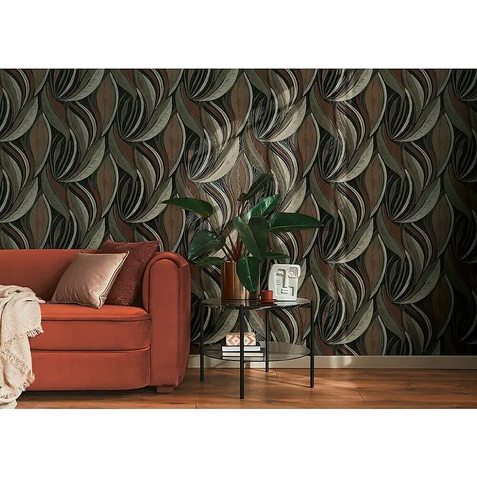 A.S. Création Metropolitan Stories Hot Spots Vliestapete Floral - Braun-Schwarz-Grau, Floral, 10,05 x 0,53 m - Wohnzimmer mit einer roten Couch, einem Beistelltisch und einer dekorativen Wandtapete mit einem eleganten Muster.