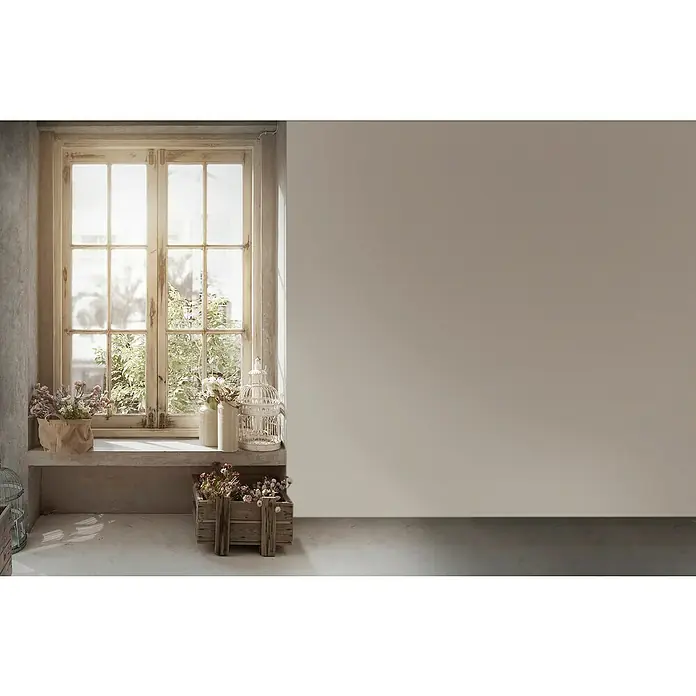 A.S. Création Maison Charme Vliestapete - Creme-Hellgrau, Uni, 10,05 x 0,53 m - Helle Innenaufnahme mit einem Fenster, Dekorationen und einer leeren Wand, ideal für Produktplatzierungen oder virtuelle Hintergründe mit vielseitiger Ästhetik.