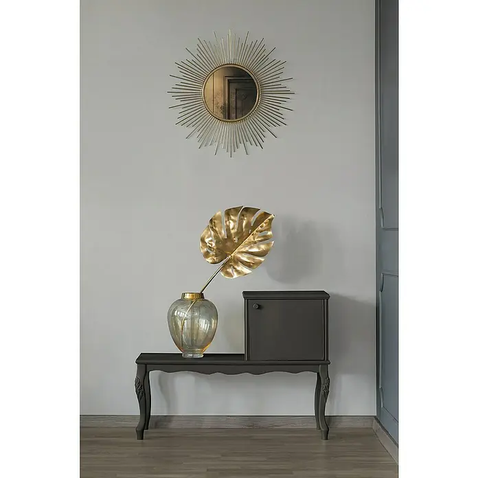 A.S. Création Maison Charme Vliestapete - Grau, Uni, 10,05 x 0,53 m - Dekorative Einrichtung mit einem goldenen Spiegel, einer Blattvase und einem eleganten, dunklen Beistelltisch.