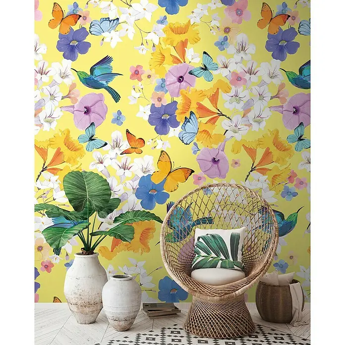 A.S. Création The Wall 2 Fototapete Blumen Vögel Schmetterlinge - B x H: 159 x 280 cm, Vlies - Ein Raum mit einer Rattan-Schaukel und floraler Tapete. Die Wand ist gelb und mit Blumen und Schmetterlingen verziert.
