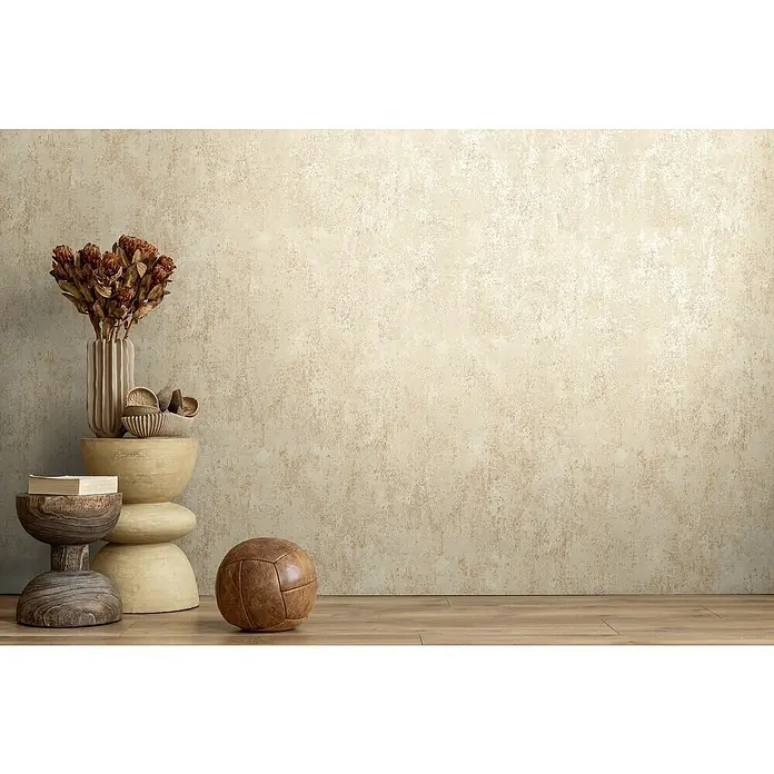 A.S. Création Metropolitan Stories Hot Spots Vliestapete Putzstruktur - Creme-Beige-Metallic, Steinoptik, 10,05 x 0,53 m - Dekorative Anordnung mit einer Vase mit Trockenblumen, gestapelten Ständern und einem Vintage-Lederball, die ein stilvolles Interieur-Stillleben erzeugt.