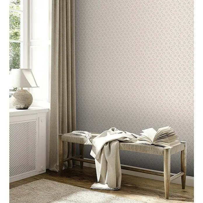 A.S. Création Maison Charme Vliestapete Blümchen - Blau-Creme-Grau, Floral, 10,05 x 0,53 m - Einrichtungsidee mit einer gepunkteten Tapete in einem hellen Raum, die eine gemütliche und stilvolle Atmosphäre schafft.