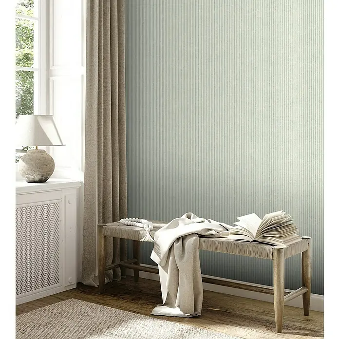 A.S. Création Maison Charme Vliestapete - Grün, Streifen, 10,05 x 0,53 m - Ein friedliches Interieur mit einer Bank, einem Buch und einer neutralen Farbpalette, die eine entspannende Atmosphäre ausstrahlt.
