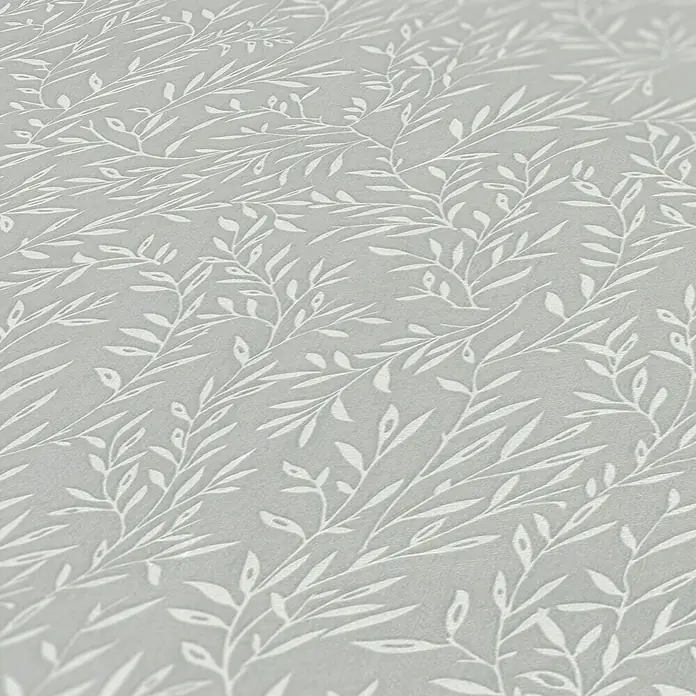 A.S. Création Maison Charme Vliestapete Ranken - Grau-Weiß, Floral, 10,05 x 0,53 m - Nahaufnahme eines stilvollen Hintergrunds mit einem zarten, weißen Blattmuster auf einem sanften, grauen Untergrund.