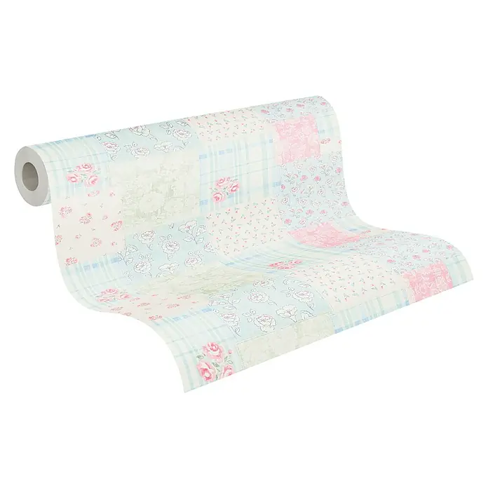 A.S. Création Maison Charme Vliestapete Blümchen-Collage - Blau-Rosa-Weiß, Floral, 10,05 x 0,53 m - Nahaufnahme einer Rolle Patchwork-Tapete mit floralen Mustern und sanften Farben, die eine gemütliche und stilvolle Atmosphäre verspricht.