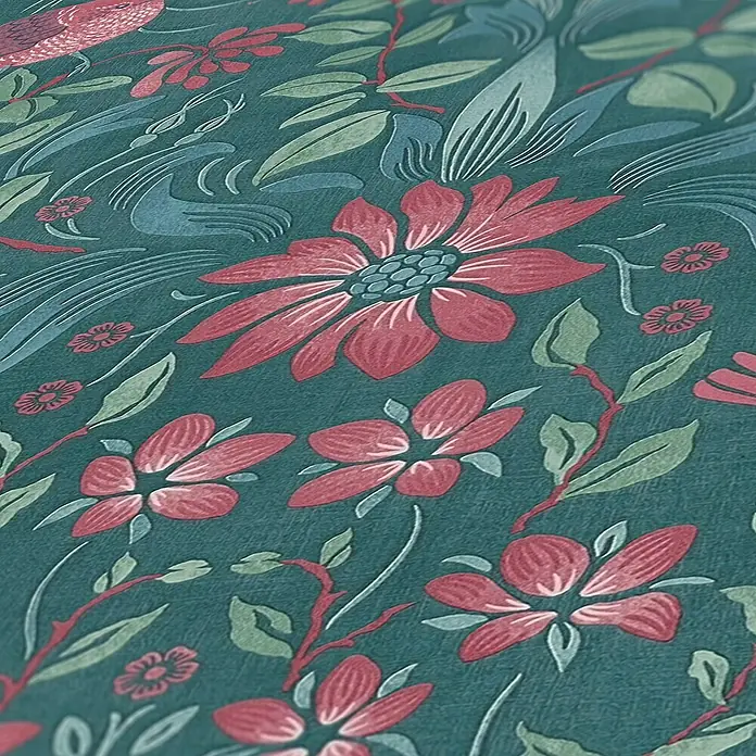 A.S. Création Maison Charme Vliestapete Blumen - Dunkelgrün-Pink-Petrol, Floral, 10,05 x 0,53 m - Nahaufnahme eines blauen floralen Tapetenmusters mit roten Blüten und grünen Blättern.