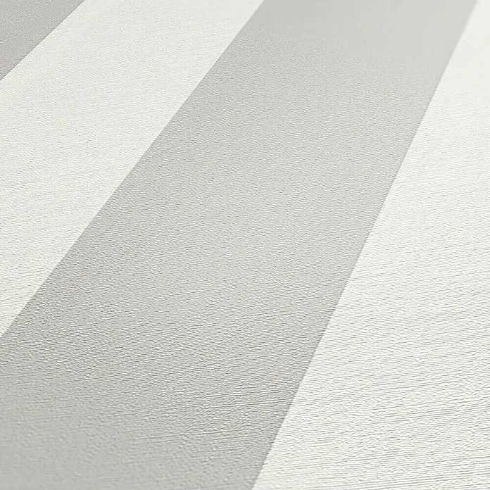 A.S. Création Maison Charme Vliestapete Blockstreifen - Grau-Creme-Weiß, Streifen, 10,05 x 0,53 m - Nahaufnahme einer weißen und grauen gestreiften Tapete mit einer feinen Textur, die das schlichte und elegante Design hervorhebt.