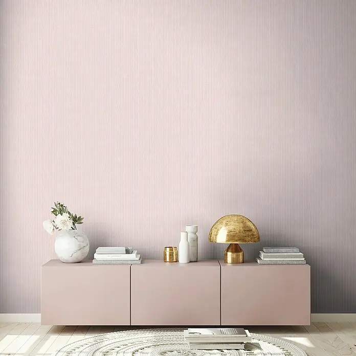A.S. Création Maison Charme Vliestapete - Rosa-Creme, Streifen, 10,05 x 0,53 m - Stilvolles Wohnzimmer-Interieur mit rosa Schrank, Lampe und Dekorationen für eine elegante Atmosphäre.