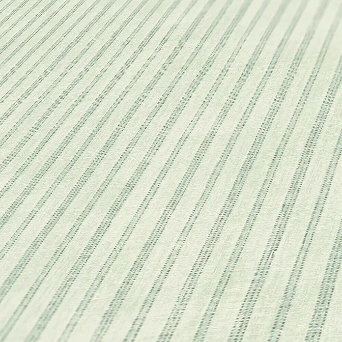 A.S. Création Maison Charme Vliestapete - Grün, Streifen, 10,05 x 0,53 m - Nahaufnahme eines hellen Teppichs mit feinen, grünen Streifen, die eine subtile Textur und ein stilvolles Design zeigen.
