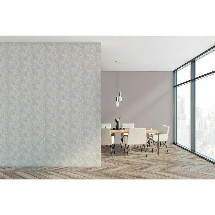 A.S. Création Daniel Hechter 7 Vliestapete Grafische Dreiecke - Grau-Metallic-Silber, Grafisch, 10,05 x 0,53 m - Modernes Esszimmer mit Esstisch und Stühlen unter Hängelampen, neben einem Fenster mit Blick auf die Stadt, und gemusterter Wand.