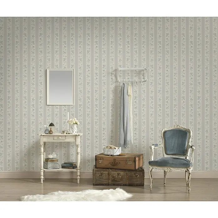 A.S. Création Maison Charme Vliestapete Vertikale Blümchen - Grau-Blau-Weiß, Floral, 10,05 x 0,53 m - Blick in ein Interieur mit Stuhl, Spiegel und Ablagetisch. Die harmonische Raumgestaltung strahlt eine einladende Atmosphäre aus.