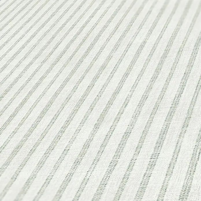 A.S. Création Maison Charme Vliestapete - Grau-Hellgrau, Streifen, 10,05 x 0,53 m - Eine Nahaufnahme eines gestreiften Textilgewebes in Weiß- und Grautönen, das eine subtile Eleganz und Textur aufweist.