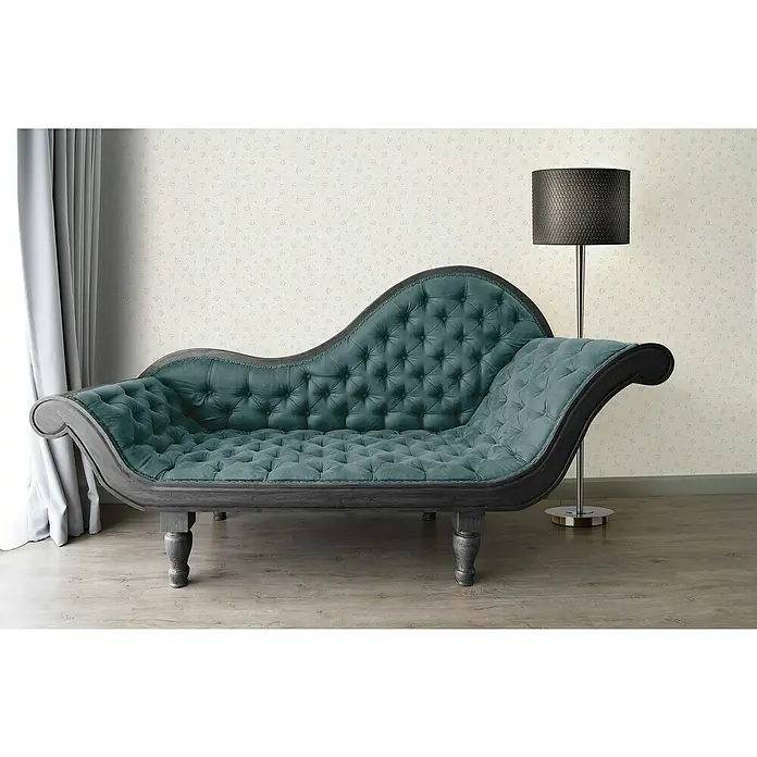A.S. Création Maison Charme Vliestapete Blümchen - Hellgrau-Blau-Weiß, Floral, 10,05 x 0,53 m - Elegante Chaiselongue mit getufteter Polsterung und dunklem Holzrahmen, ergänzt durch eine Stehlampe und Vorhänge.