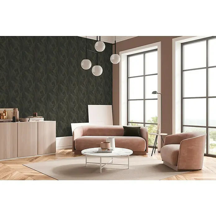 A.S. Création Daniel Hechter 7 Vliestapete Grafische Dreiecke - Anthrazit-Grün-Bronze, Grafisch, 10,05 x 0,53 m - Helle Wohnzimmerausstattung mit einem eleganten, pfirsichfarbenen Sofa und Sessel, akzentuiert durch eine moderne Pendelleuchte.