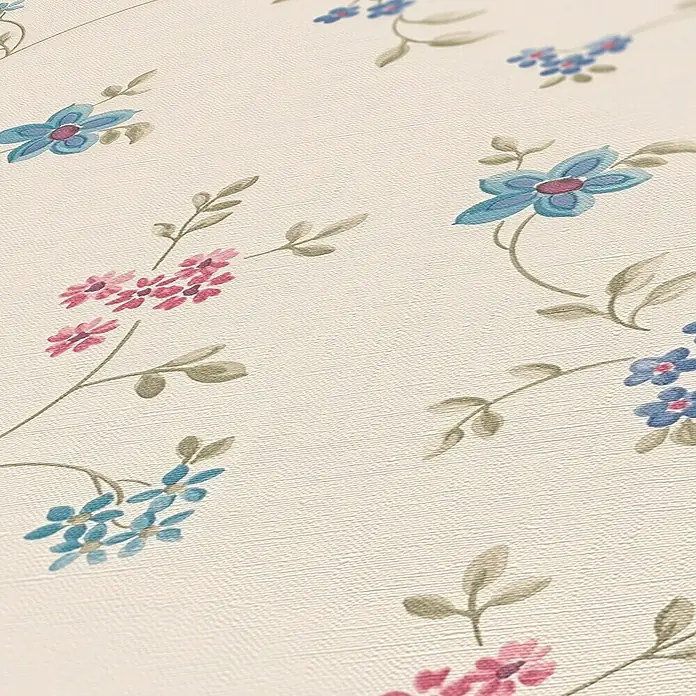 A.S. Création Maison Charme Vliestapete Blümchenranke - Creme-Grün-Blau, Floral, 10,05 x 0,53 m - Ein Nahaufnahme eines elfenbeinfarbenen Hintergrunds mit einem zarten floralen Muster in Blau- und Rosatönen, das eine elegante Tapete zeigt.