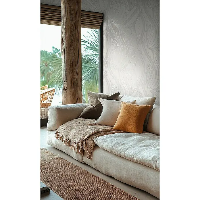 A.S. Création Metropolitan Stories Hot Spots Vliestapete Floral - Weiß-Hellgrau-Silber, Floral, 10,05 x 0,53 m - Gemütliches Wohnzimmer mit beigem Sofa, Zierkissen und gewebter Decke. Die Tapete hat ein elegantes, florales Muster.