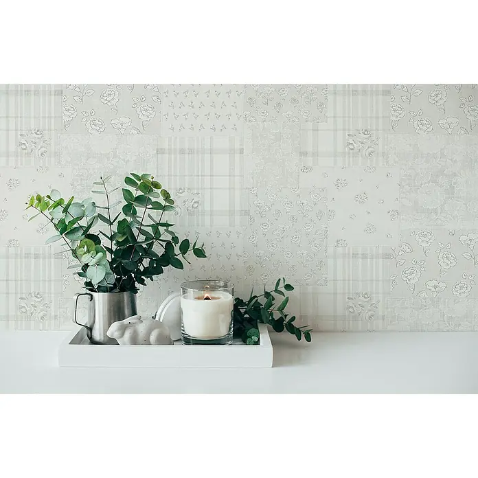 A.S. Création Maison Charme Vliestapete Blümchen-Collage - Grau-Weiß, Floral, 10,05 x 0,53 m - Elegante Tischdekoration mit Eukalyptus, Kerze und Deko-Hase auf einem weißen Tablett, vor einer dezenten Tapete für ein harmonisches Ambiente.