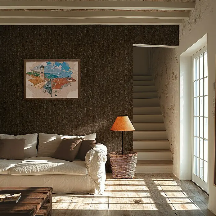 A.S. Création Metropolitan Stories Hot Spots Vliestapete Grafik - Braun-Metallic, Grafisch, 10,05 x 0,53 m - Gemütliches Wohnzimmer mit einem cremefarbenen Sofa, einer Stehlampe und einem gerahmten Bild an der Wand.
