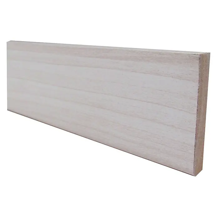 Bariperfil Cornisa Blanco Ceniza - 2,44 m x 7 mm x 4 cm, MDF - Una imagen detallada de un trozo de madera clara sin tratar, que muestra la veta natural y la textura del material.