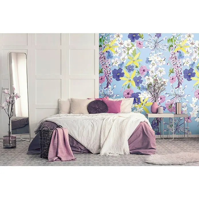 A.S. Création The Wall 2 Fototapete Blumen II - B x H: 159 x 280 cm, Vlies - Schlafzimmer mit großem Spiegel, Bett mit lila Akzenten und floraler Tapete, das eine gemütliche und stilvolle Atmosphäre schafft.