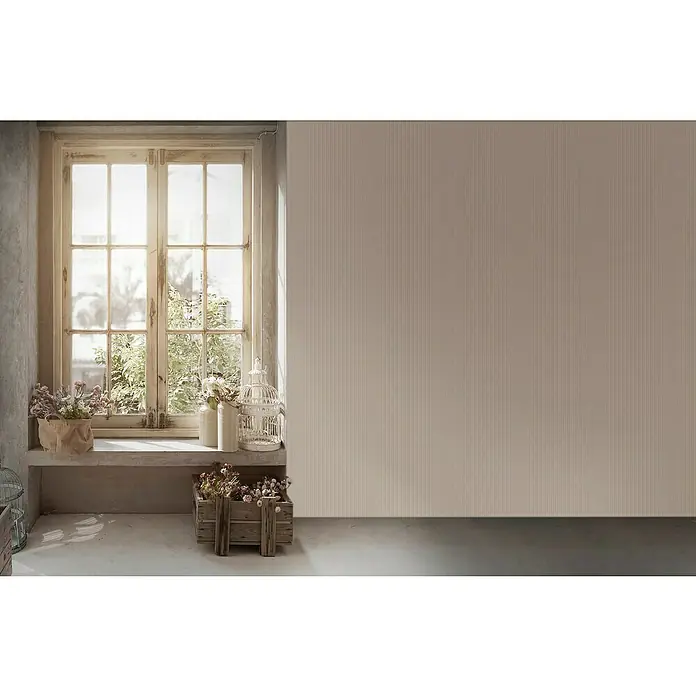 A.S. Création Maison Charme Vliestapete - Grau-Weiß, Streifen, 10,05 x 0,53 m - Helles Zimmer mit Fenster und Dekorationsgegenständen wie Blumen, Laternen und Holzkisten, die eine warme und einladende Atmosphäre schaffen.