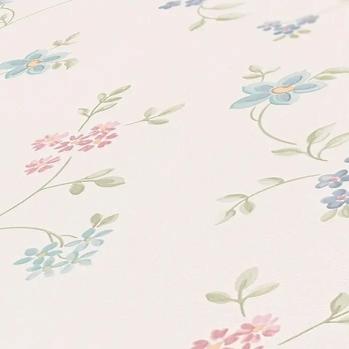 A.S. Création Maison Charme Vliestapete Blümchenranke - Pastellcreme-Grün-Blau, Floral, 10,05 x 0,53 m - Detailaufnahme eines zarten Blumenmusters mit blauen, rosa und lila Blüten auf einem hellen Hintergrund. Die Blumen wirken handgemalt.
