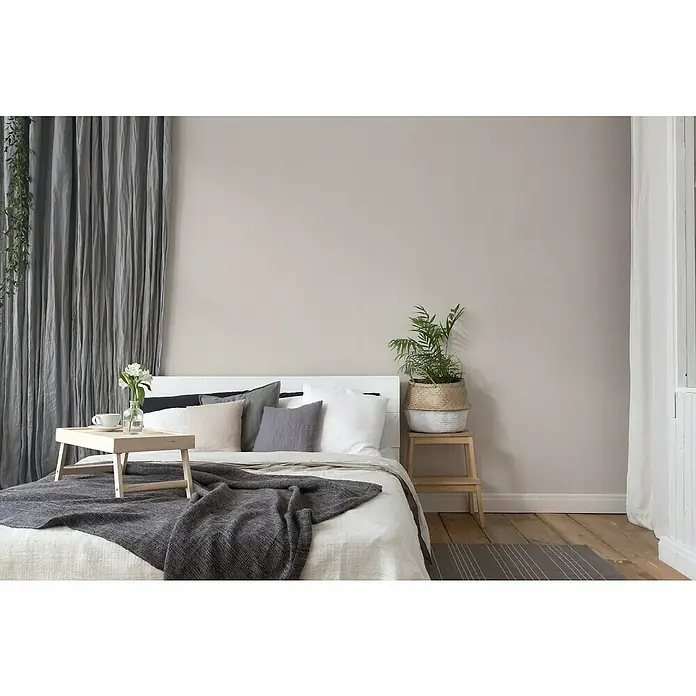 A.S. Création Maison Charme Vliestapete Punkte - Taupe-Weiß, Grafisch, 10,05 x 0,53 m - Schlafzimmerinterieur mit Bett, Nachttisch, Pflanze und Vorhängen. Gemütliches Ambiente mit natürlichen Elementen und gedämpften Farben für Entspannung.