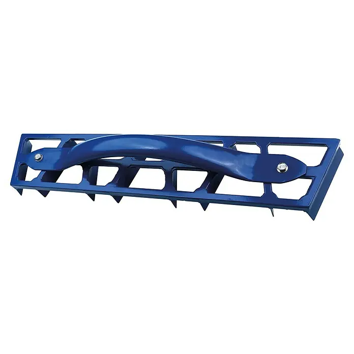 Heka Cepillo para yeso Rabot - 450 x 85 mm - Primer plano de una herramienta azul con mango y recortes, ideal para trabajos de construcción y renovación.