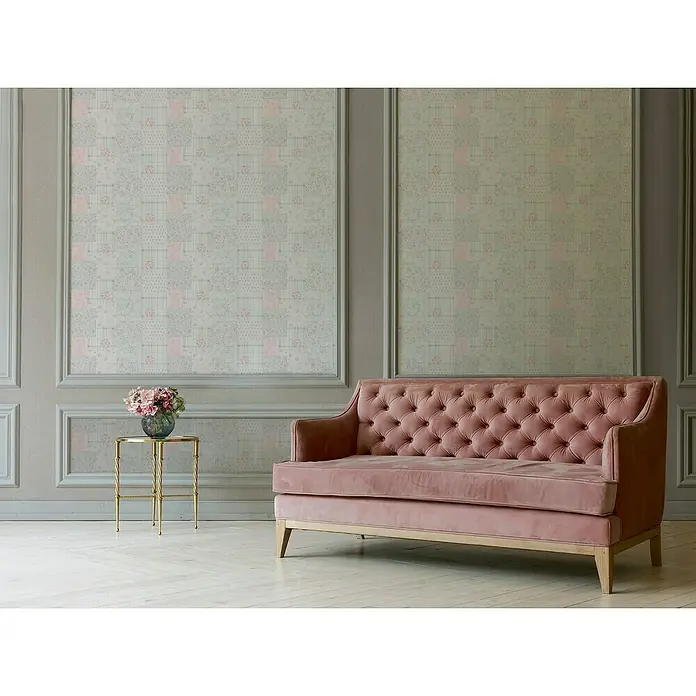 A.S. Création Maison Charme Vliestapete Blümchen-Collage - Grau-Rot-Weiß, Floral, 10,05 x 0,53 m - Elegantes, altrosa Sofa mit Knopfheftung. Das Sofa hat Holzfüße und steht vor einer dekorierten Wand.
