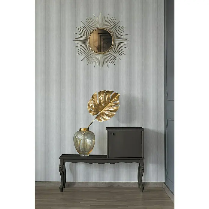 A.S. Création Maison Charme Vliestapete - Grau-Hellgrau, Streifen, 10,05 x 0,53 m - Dekorative Kommode mit einem goldenen Blatt in einer Vase und einem Spiegel an der Wand. Stilvolle Akzente für ein elegantes Zuhause.