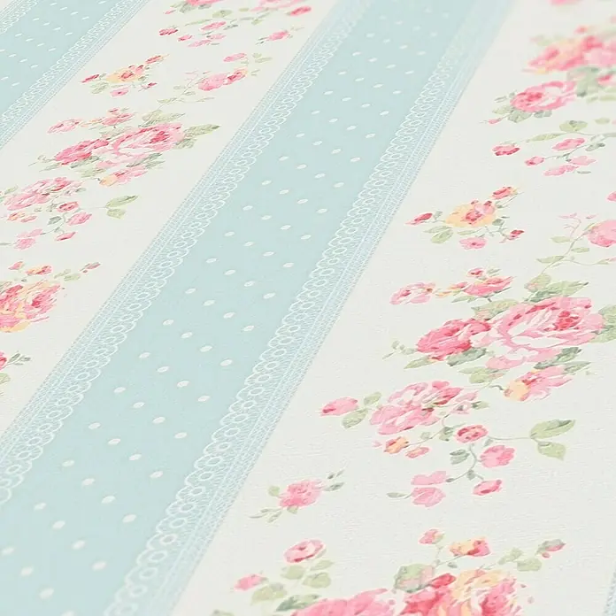 A.S. Création Maison Charme Vliestapete Vertikale Blümchen - Blau-Weiß-Rosa, Floral, 10,05 x 0,53 m - Detailaufnahme einer Tapete mit Rosenmuster und blauen Streifen mit Tupfen und Spitzenborte für eine romantische Raumgestaltung.