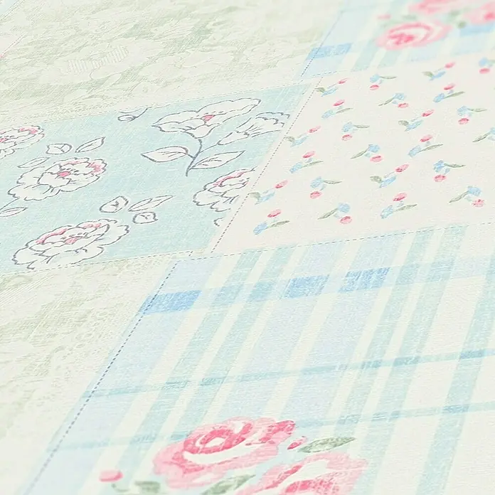 A.S. Création Maison Charme Vliestapete Blümchen-Collage - Blau-Rosa-Weiß, Floral, 10,05 x 0,53 m - Nahaufnahme einer PVC-Tischdecke mit Patchwork-Muster in Pastelltönen, ideal für einen Vintage-Look auf Ihrem Tisch.