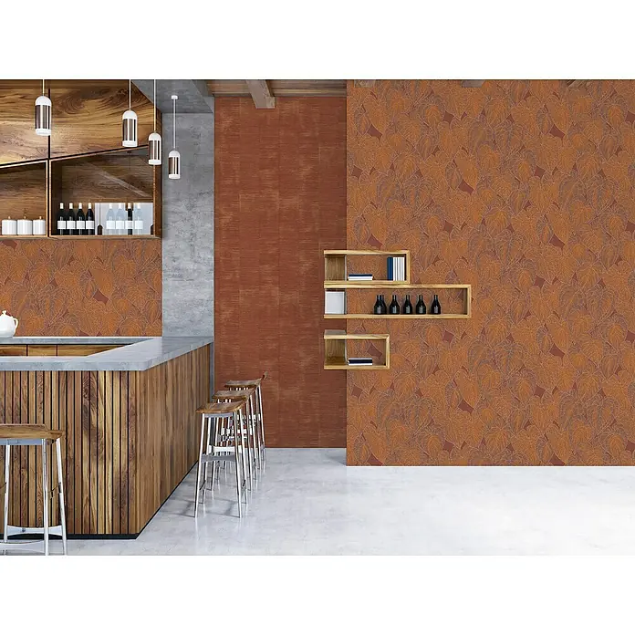 A.S. Création Daniel Hechter 7 Vliestapete Blattdesign - Rot-Orange-Lila, Floral, 10,05 x 0,53 m - Kücheninterieur mit Holzelementen und floraler Wandtapete. Moderne Gestaltung mit Barhockern und Regalen.