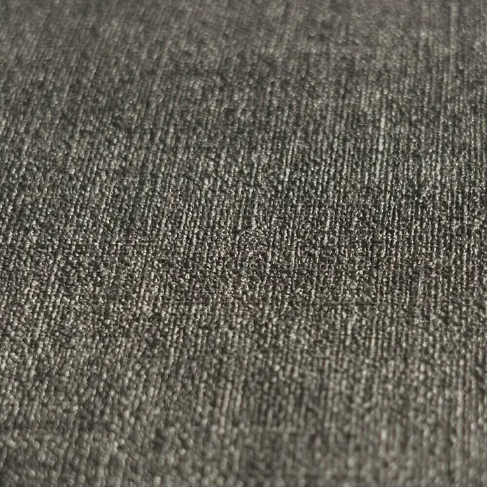 A.S. Création Metropolitan Stories Hot Spots Vliestapete - Dunkelbraun-Braun, Uni, 10,05 x 0,53 m - Nahaufnahme eines grauen Stoffes mit feiner Textur, ideal für Möbel oder Kleidung, der eine robuste und stilvolle Oberfläche bietet.