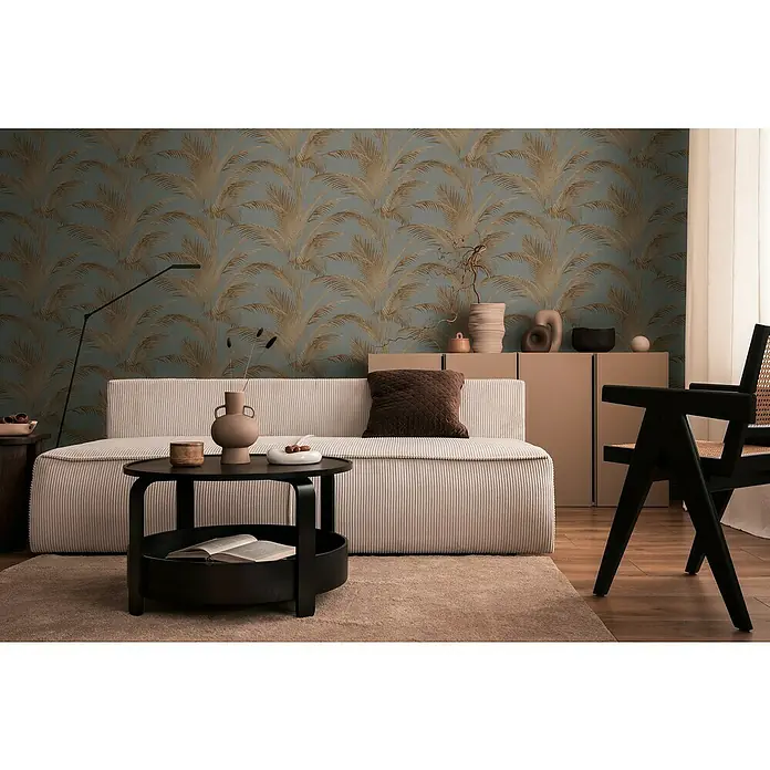 A.S. Création Michalsky Metropolis Vliestapete Palmwedel - Grau-Rost-Metallic, Floral, 10,05 x 0,53 m - Stilvolles Wohnzimmer mit Sofa, Couchtisch und Akzentwand mit Palmenmuster. Elegante Möbel und gemütliche Atmosphäre für entspannte Stunden.