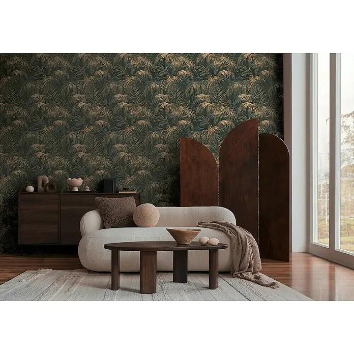 A.S. Création Michalsky Metropolis Vliestapete Farn - Schwarz-Beige-Braun, Floral, 10,05 x 0,53 m - Das Wohnzimmer zeigt ein cremefarbenes Sofa mit einem Couchtisch, ergänzt durch eine dunkle Holzwand und Pflanzenmuster-Tapete.