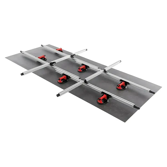 Heka Plattenheber - Passend für: Verlegung großformatiger Fliesen (z. B. 120×260 cm, 160×320 cm) - Das Bild zeigt ein Plattenhebegerät mit Saugnäpfen und Aluminiumrahmen, das zum sicheren Anheben und Transportieren von großformatigen Platten verwendet wird.