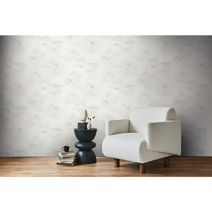 A.S. Création Michalsky Metropolis Vliestapete Wolken - Weiß-Grau-Creme, Sonstiges, 10,05 x 0,53 m - Nahaufnahme eines stilvollen weißen Sessels mit minimalistischem Design, der in einem modern eingerichteten Raum steht. Elegante und komfortable Möbel.