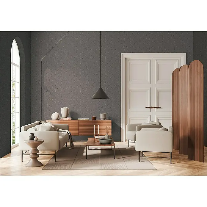 A.S. Création Daniel Hechter 7 Vliestapete 3D-Grafikstreifen - Grau-Metallic, Grafisch, 10,05 x 0,53 m - Elegantes Wohnzimmer mit modernem Sofa, Couchtisch und Sideboard vor einer stilvollen grauen Wand. Die perfekte Kombination aus Komfort und Design.