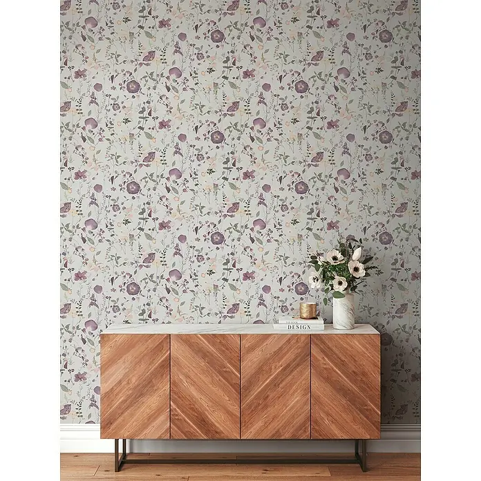 A.S. Création Pintwalls 2 Vliestapete Blumen - Violett-Grün-Gelb, Floral, 10,05 x 0,53 m - Sideboard aus Holz mit Fischgrätenmuster, Marmorplatte, Blumen und Buch. Perfekt für stilvolle Aufbewahrung in jedem Wohnbereich.