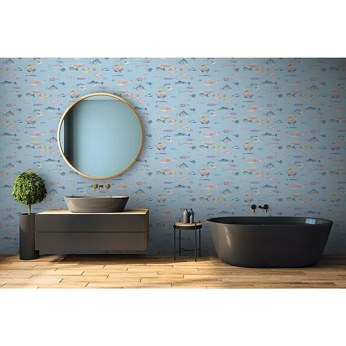 A.S. Création Pintwalls 2 Vliestapete Fische - Türkis-Bunt-Rosa, Tieroptik, 10,05 x 0,53 m - Ein modernes Badezimmer mit einer schwarzen Badewanne, einem Waschtisch und einem runden Spiegel vor einer Wand mit Fischmotiv.