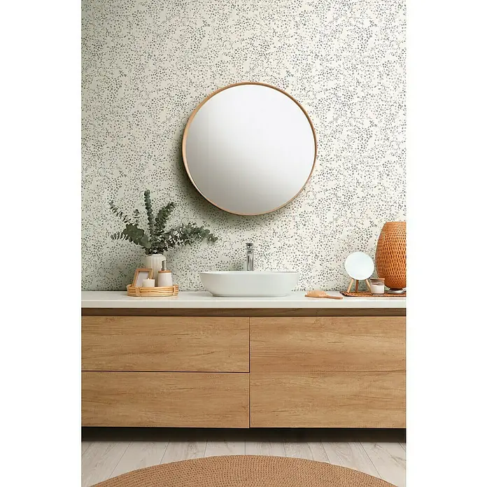 A.S. Création Pintwalls 2 Vliestapete Blumen - Grau-Weiß-Silber, Floral, 10,05 x 0,53 m - Ein Badezimmerwaschtisch aus Holz mit einem runden Spiegel und floraler Tapete für ein stilvolles und modernes Badezimmerdesign.
